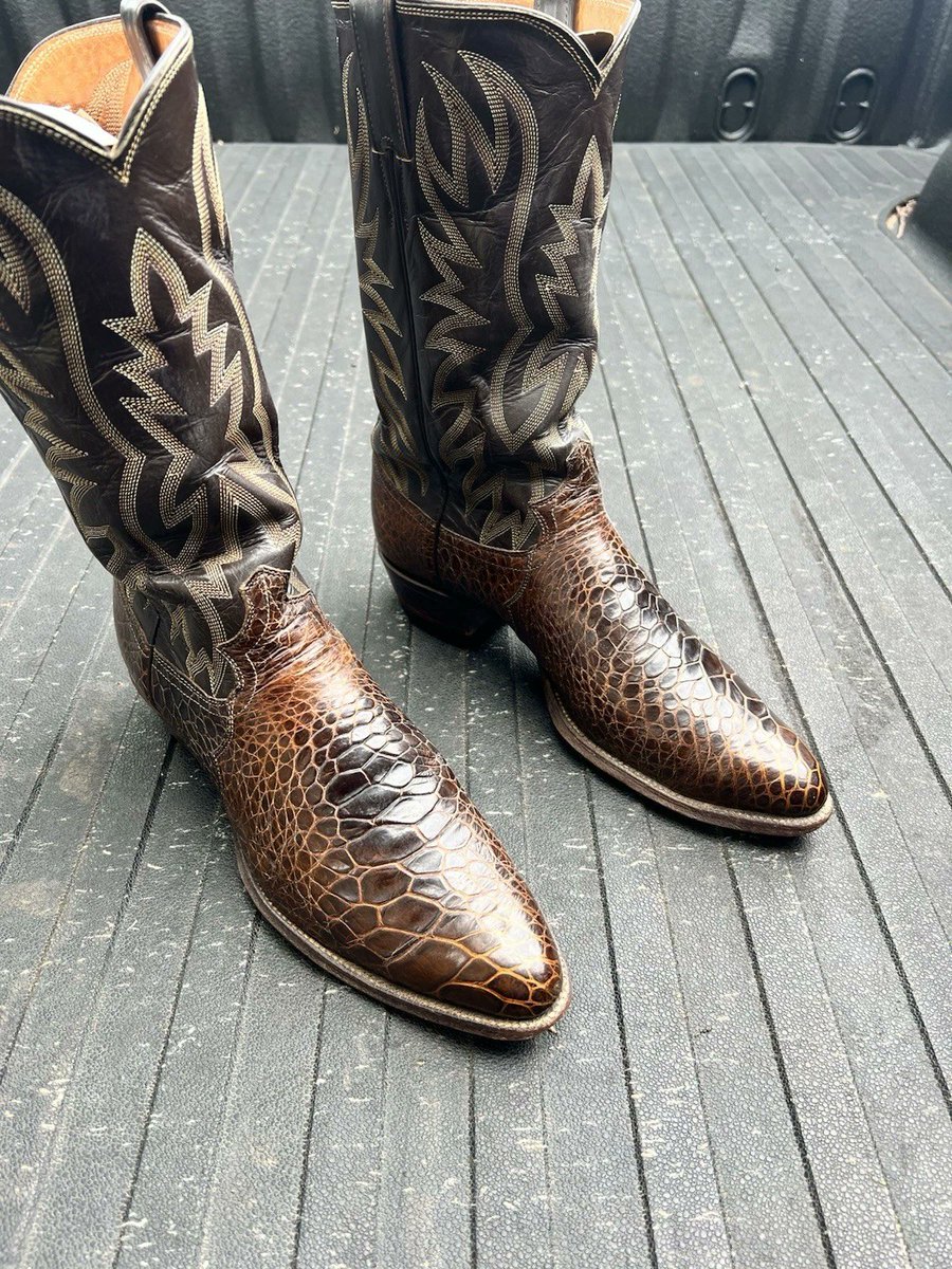 Evolutionistrue's tweet image. .@AskeBay .@eBay How many times do I have to tell you to stop selling illegal sea turtle boots? See item 177280206307, identified as "sea alligator" (a euphemism for sea turtle) and easy to see that it's turtle because of the high price and polygonal scales. Please remove it now.