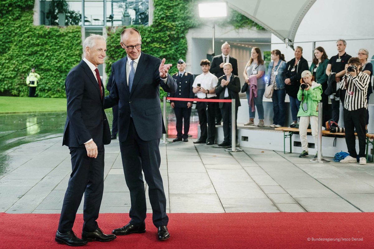 bundeskanzler's tweet image. Norwegen ist unser wichtigster Energielieferant. Wir sind Norwegens Handelspartner Nummer Eins. Heute haben Premier @jonasgahrstore und ich eine vertiefte Zusammenarbeit für Sicherheit vereinbart.
Lieber Jonas, wir sind enge Freunde und strategische Partner. Das ist ein Gewinn.