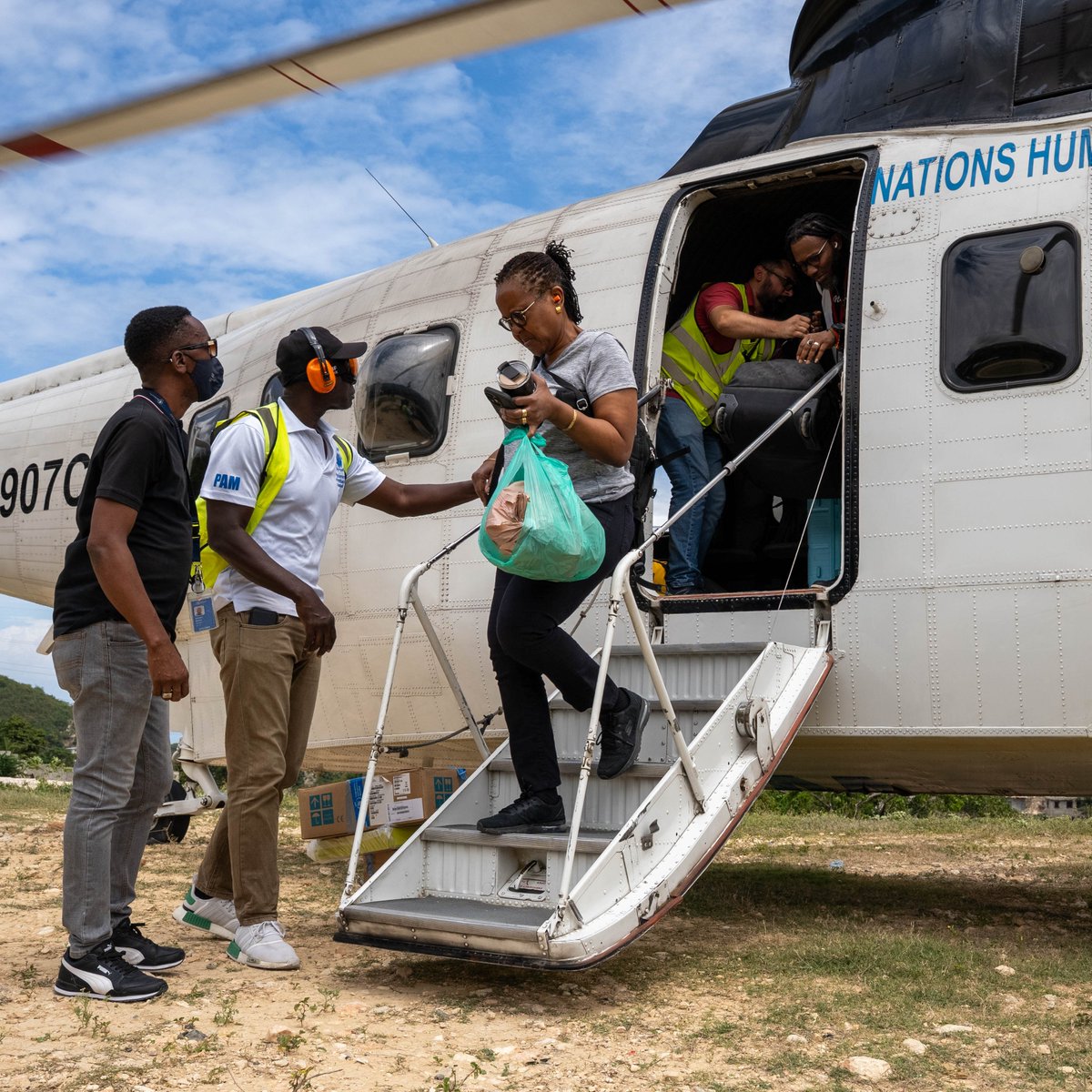 WFP_Haiti's tweet image. #Haiti is facing a multi-faceted crisis with increases in aid need that can be urgent & unpredictable.
Flexible funds allow @WFP to respond to unforeseen needs, not only with food but also with aviation & logistical operations, supporting the entire humanitarian community 🤝