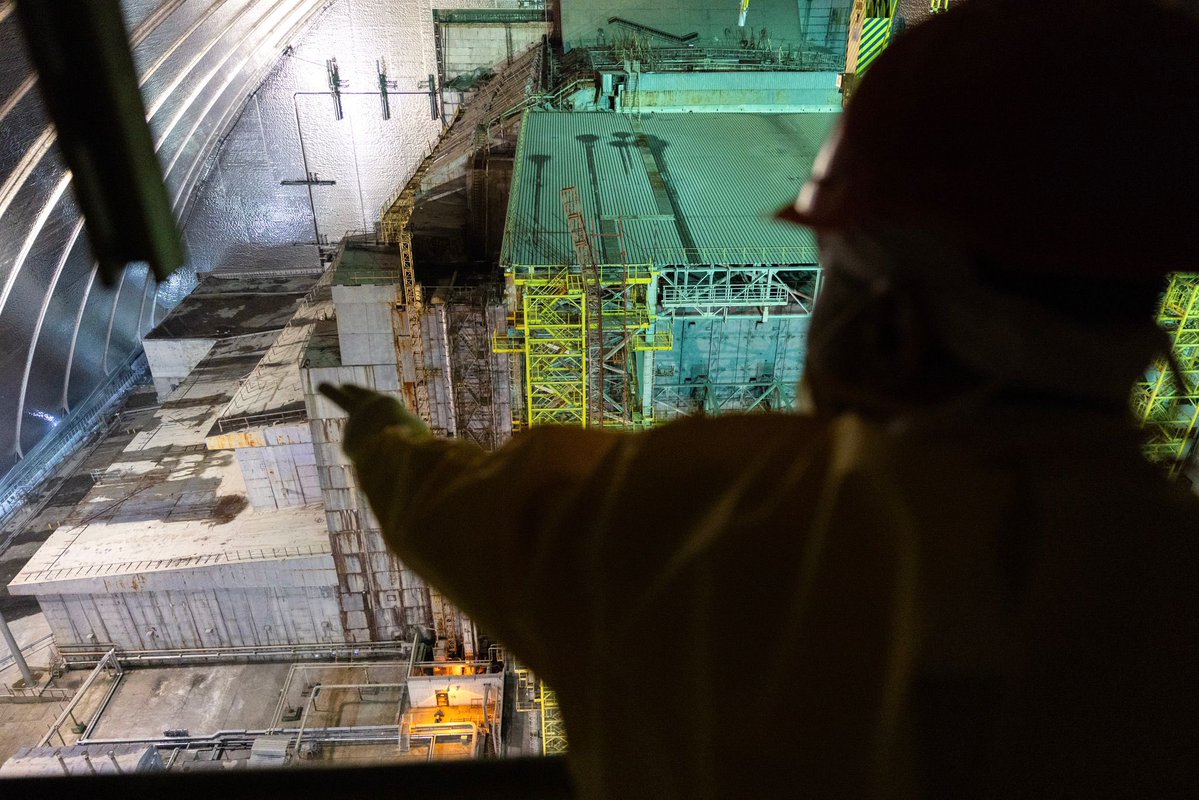 jnbarrot's tweet image. Sous le dôme de Tchornobyl, frappé par un drone russe, j’ai vu les séquelles d’une guerre sans limites. En perçant l’arche de confinement, Moscou a retardé la décontamination du site. Une preuve supplémentaire de son irresponsabilité criminelle.