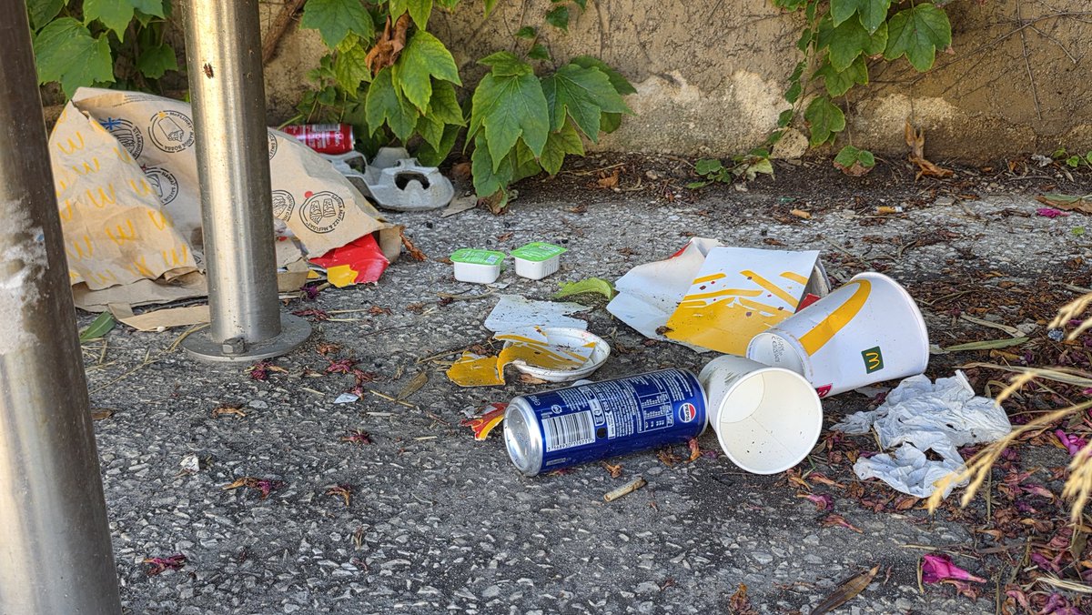 dark_massilia's tweet image. 📍Pointe Rouge, Marseille

Tout à l’heure, en route vers les Goudes à pied… et voilà ce que j’ai croisé 😓

Trop d’incivilités dans le secteur !

Notre littoral mérite mieux que ça. 🌊

#Marseille #PointeRouge #Pollution #Incivilités #Méditerranée #StopDéchets #SickOfPlastic