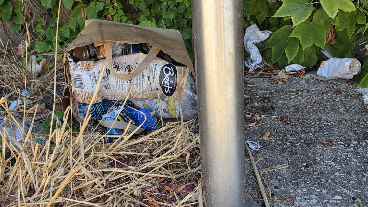 dark_massilia's tweet image. 📍Pointe Rouge, Marseille

Tout à l’heure, en route vers les Goudes à pied… et voilà ce que j’ai croisé 😓

Trop d’incivilités dans le secteur !

Notre littoral mérite mieux que ça. 🌊

#Marseille #PointeRouge #Pollution #Incivilités #Méditerranée #StopDéchets #SickOfPlastic