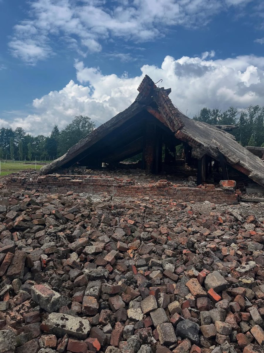 AuschwitzMuseum's tweet image. Ruins of the building of the gas chamber and crematorium II at the site of Auschwitz II-Birkenau.
-) remains of the chimney
-) remains of the roof of the crematoria hall
&
-) SS photograph of the building from 1943
The crematorium, located on the ground level, was designed by…