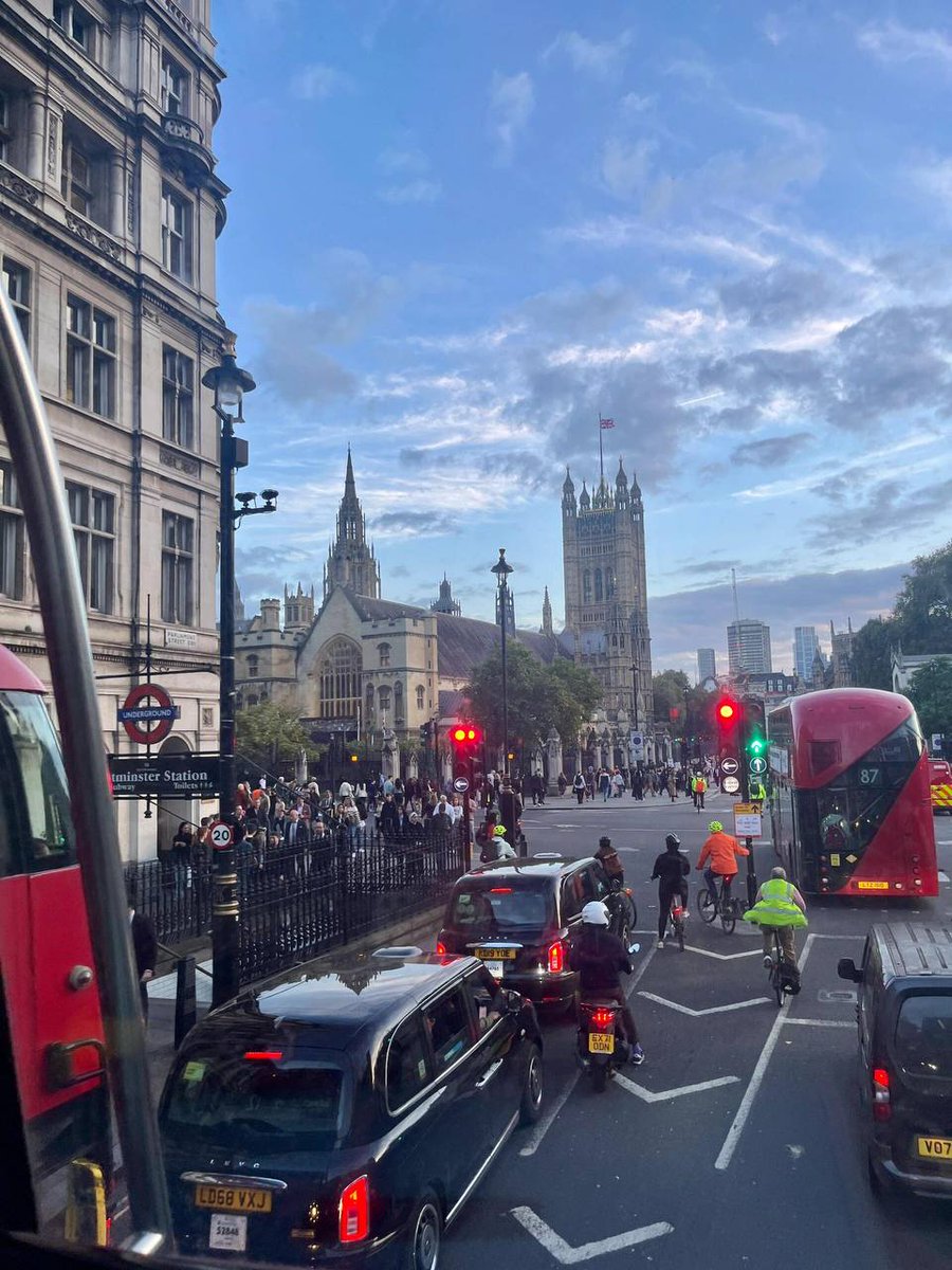 Rodnecseath's tweet photo. When the sun goes down, London truly comes alive 🏙️ https://t.co/8dk0ANFJzj