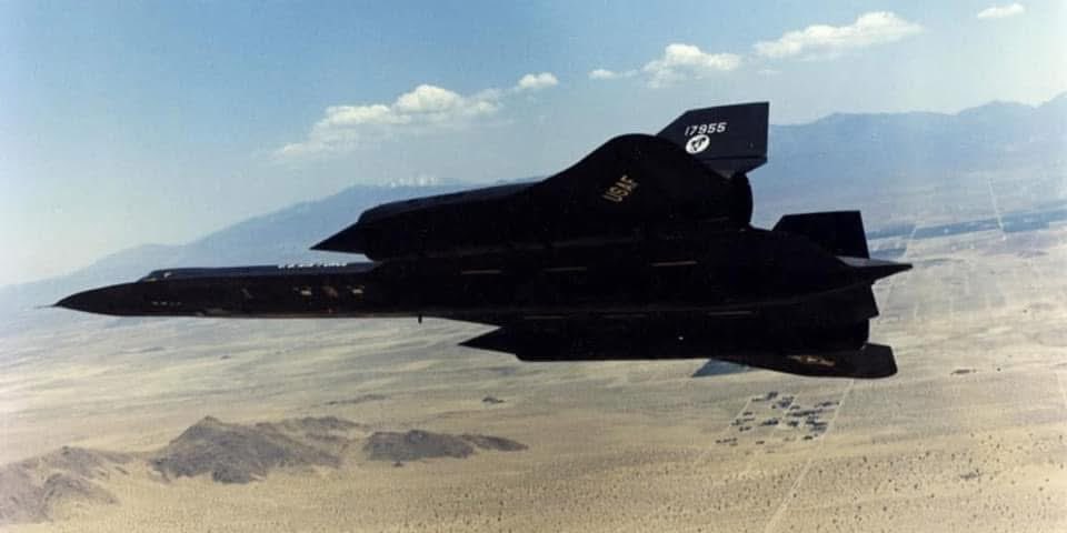 Habubrats71's tweet image. A secret spy plane… we don’t like the word spy, it’s reconnaissance was disguised and flew to Europe, pretending to be another airplane, SR-71 #962, that SR-71 was hiding in a Hangar
This is the start of a good story…
So SR-71 #955 was a test bird destined to spend her…