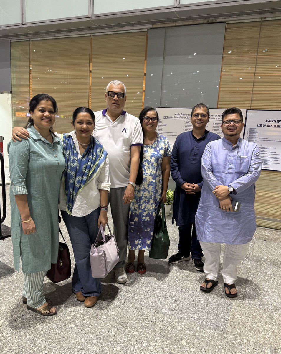 MaliahJune's tweet image. Monsoon session in Parliament has begun and here we are, finally leaving Kolkata for Delhi at 12:30 AM.
Air India flight was scheduled for 8:30 PM… but looks like it had other plans!
What did we do in the meantime? Plenty of good adda, the best part of unexpected delays!