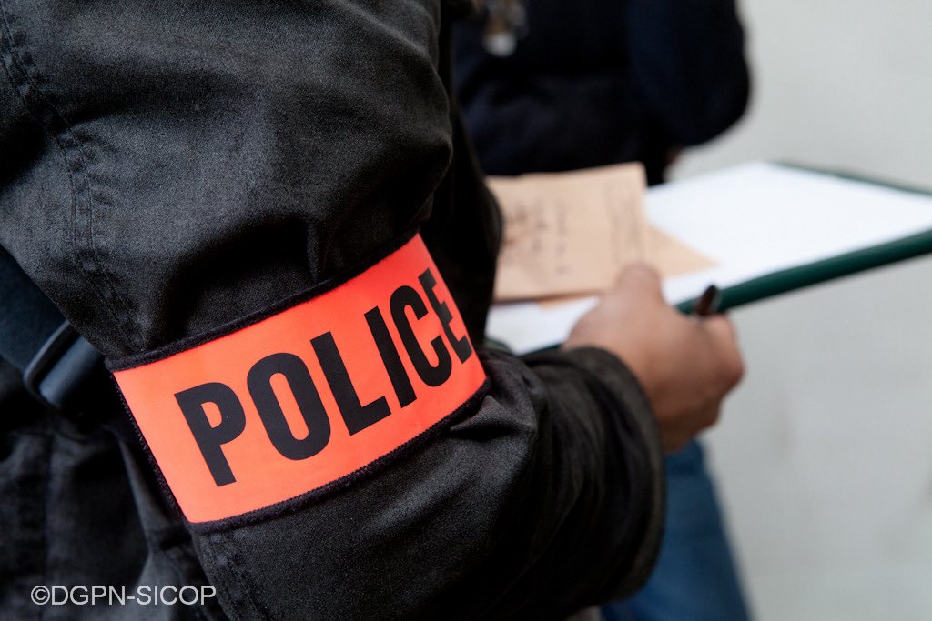 PorteParolePN's tweet image. #Soutien | Hier à Marseille, une policière hors-service était reconnue alors qu'elle quittait le domicile familial. Elle était prise à partie par plusieurs individus. Son compagnon, également policier, était lui aussi victime de violences.
Nous leur apportons tout notre soutien.…