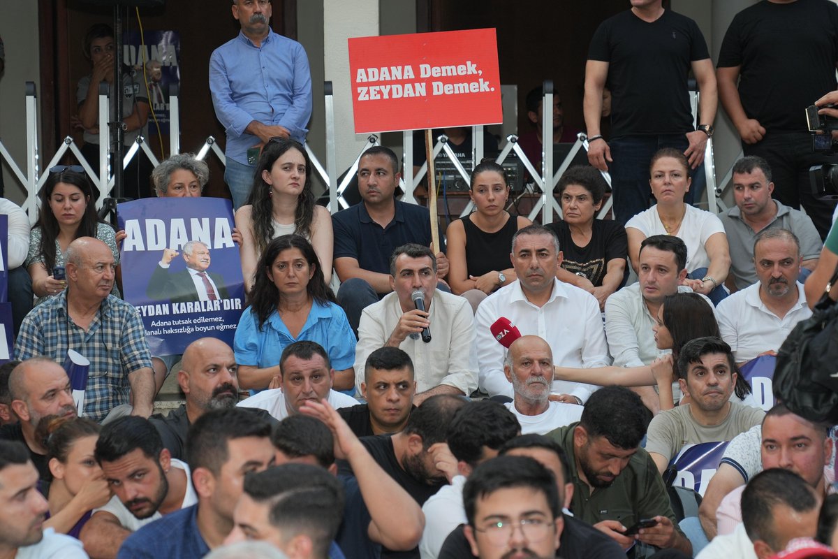 chpadanail's tweet image. Haksız hukuksuz yere tutsak edilen Belediye Başkanımız Zeydan Karalar, Oya Tekin ve Kadir Aydar için Büyükşehir Belediyesi önünde oturma eylemindeydik.
Belediye Başkanlarımız serbest kalana, sandık önümüze gelene kadar durmayacağız yarından itibaren büyükşehir belediyesi taş…
