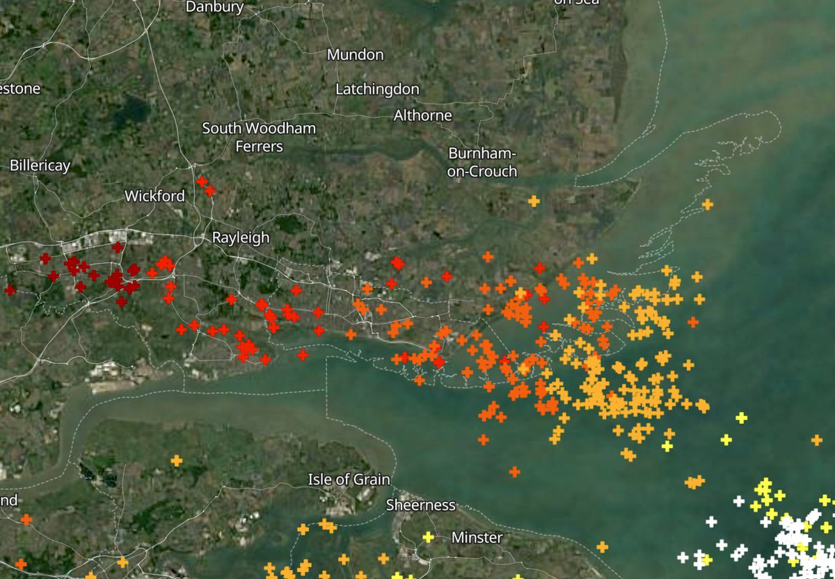 YourSouthend's tweet image. ⚠️ We’re receiving reports that some areas of Thorpe Bay and Shoebury are flooded this evening following a thunderstorm which brought heavy downpours of rain and lightning strikes.
It's reported that at least 18mm of rain fell in just 30 minutes in Shoebury.
As a result,…