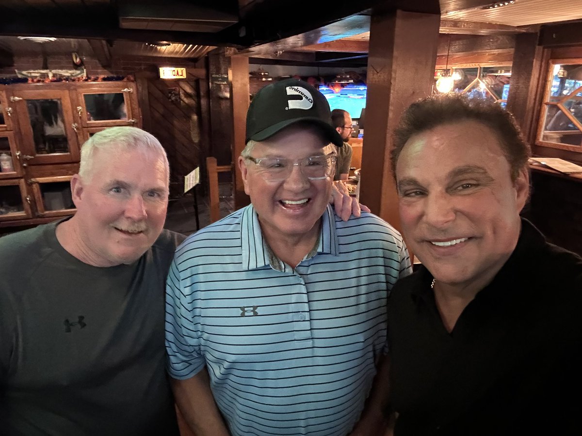 MarcMero's tweet image. A Night to Remember
What an incredible experience to reunite with the Syracuse Stars Hockey team from 1976 to 1980. After all these years, coming together again felt like no time had passed at all. The laughter, the stories, the memories — they came flooding back like we were…