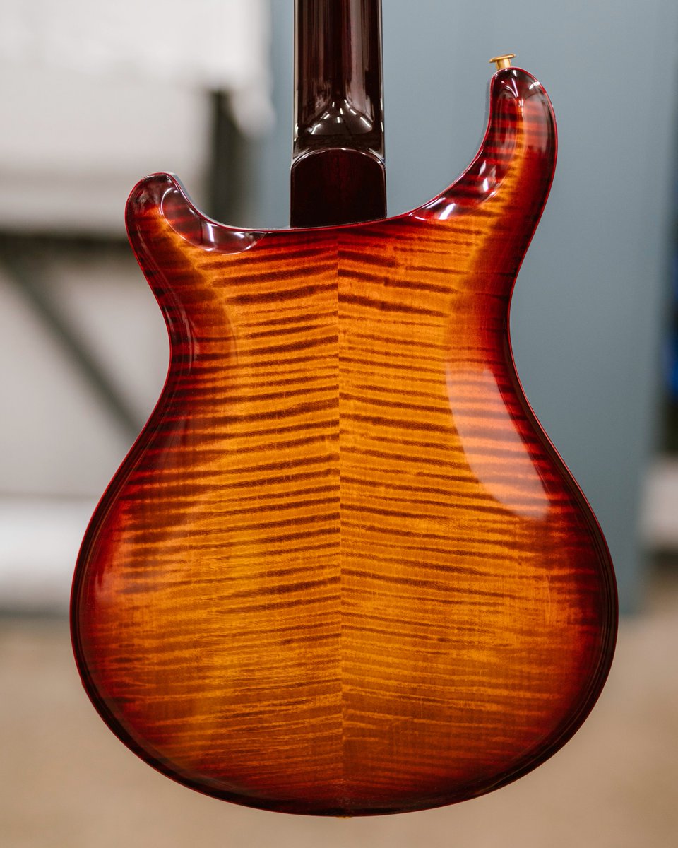 prsguitars's tweet image. Check out the matching flame maple front and back on this Hollowbody II Piezo! 👉