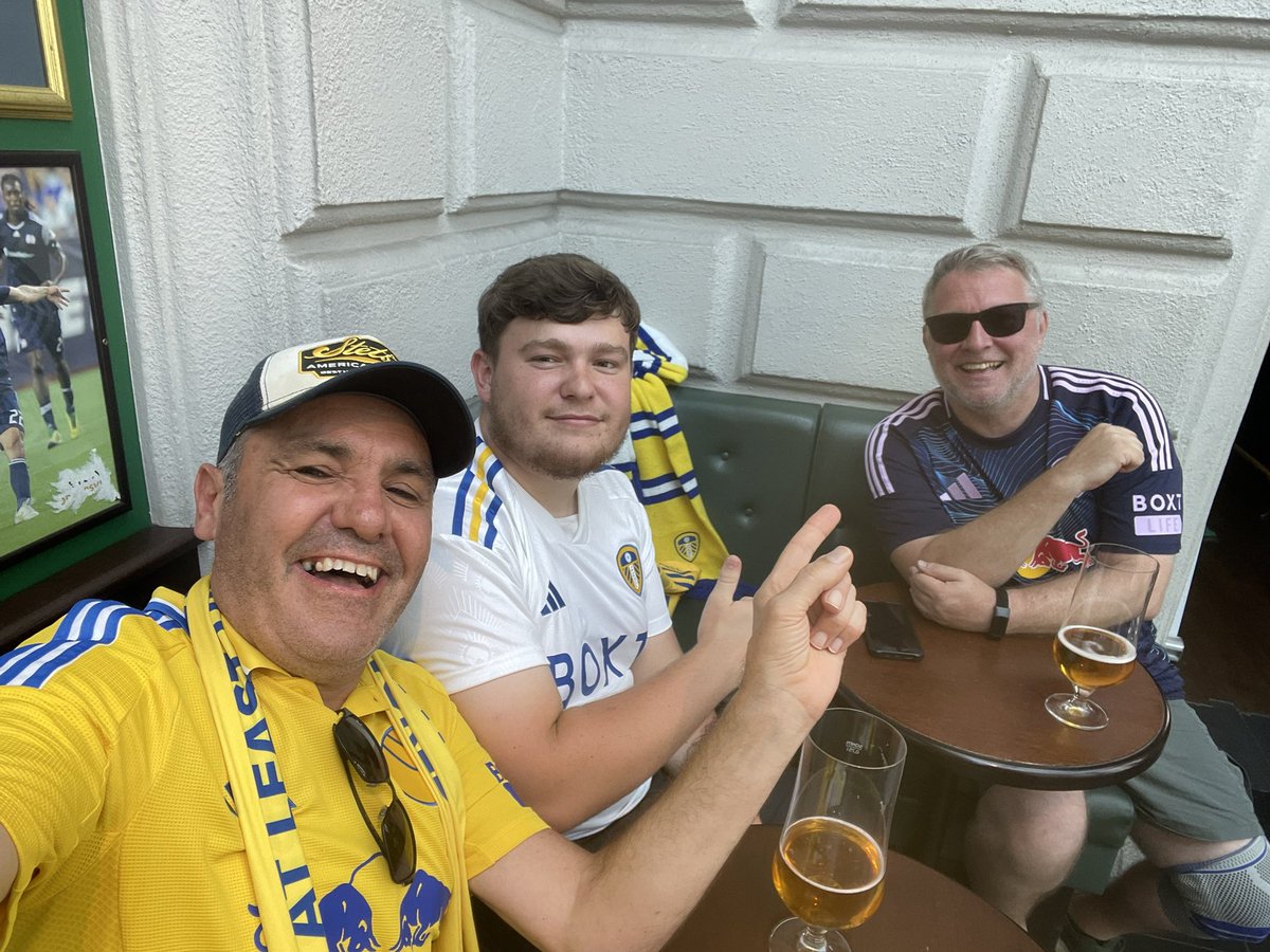 Pleasant surprise seeing the lovely <a href="/ChrisneySG/">chrisney 💛💙💛💙</a> and her motley crew, much fun had, much alcohol consumed ! Same again in Dublin I say 🤍💛💙Super Leeds🤍💛💙#lufc #LeedsUnited