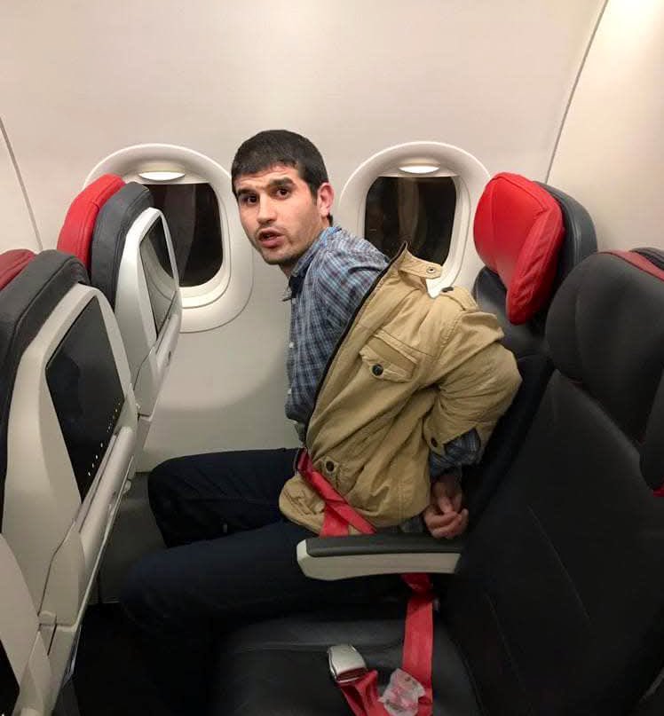 NFAKSOY's tweet image. Bir MISIR’lı ABDÜLHAFIZ daha MISIR’a İADE edilmek üzere İstanbul Havalimanında GÖZALTINA alındı.‼️
Akıbeti 6 yıl önce iade edilen ve kendisinden haber alınamayan Adaşı gibi olmasın ‼️
1 KURBAN DAHA VERMEYELİM‼️