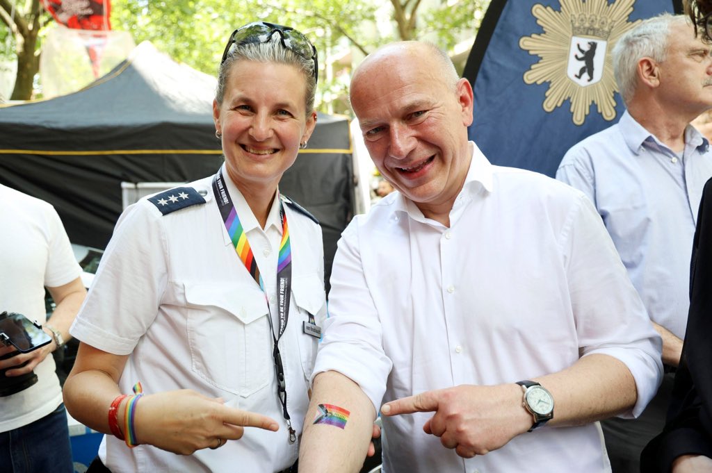 JulianAdrat's tweet image. Regenbogen-Kult und Massenmigration – zwei Seiten derselben kranken Medaille: Während sich der CDU-Bürgermeister mit Regenbogen beklebt verlassen die angestellten Deutschlandhasser ihr Homeoffice nur noch, wenn es Torte für neue Einbürgerungsrekorde gibt. Die CDU ist das Problem,…