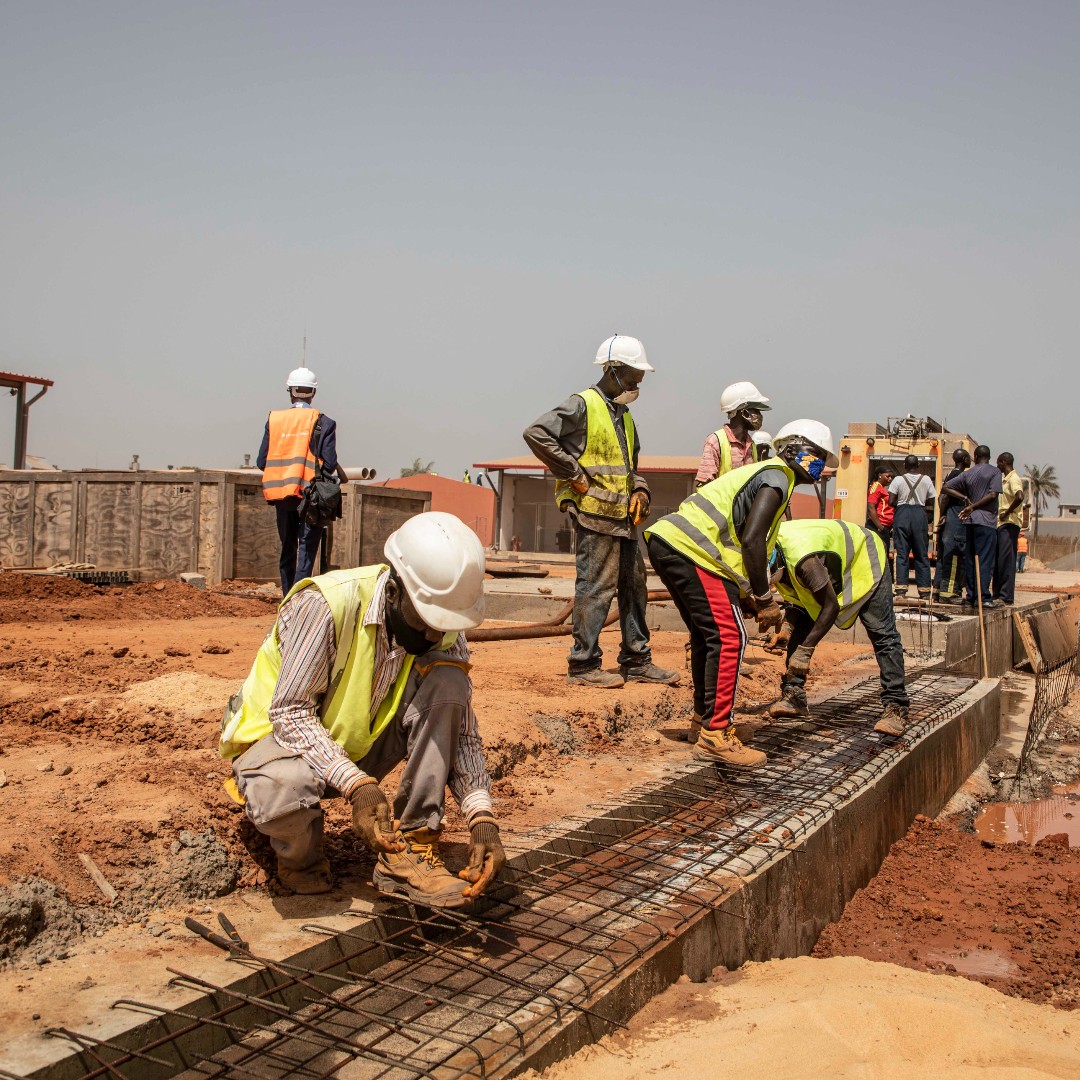 WorldBank's tweet image. The @WorldBank Group is strengthening its commitment to job creation with updated procurement requirements.
From September 1, 2025, at least 30% of labor costs in international civil works contracts must go to local workers, boosting local economies. wrld.bg/rQKE50WsREV