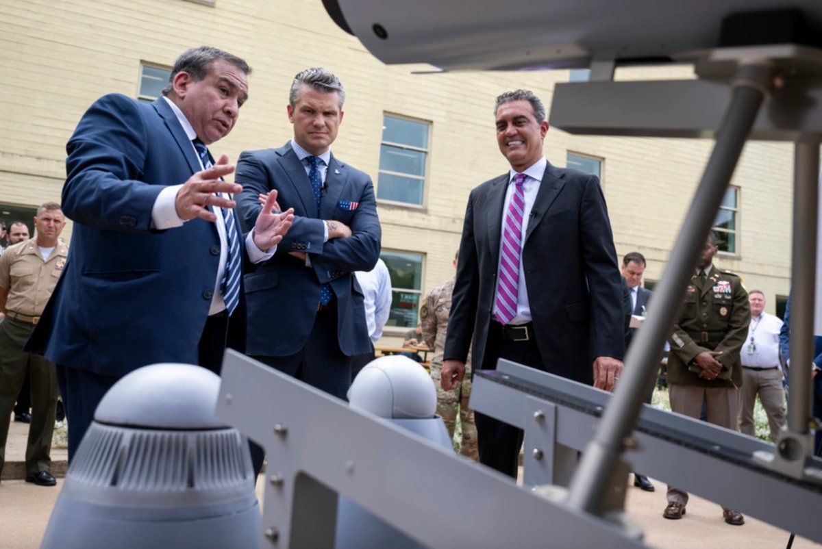 DefenseScoop's tweet image. During an event in the Pentagon courtyard, DOD leaders shared new details about near-term plans to quickly and drastically enhance the military’s drone arsenal. hubs.li/Q03xZh4s0