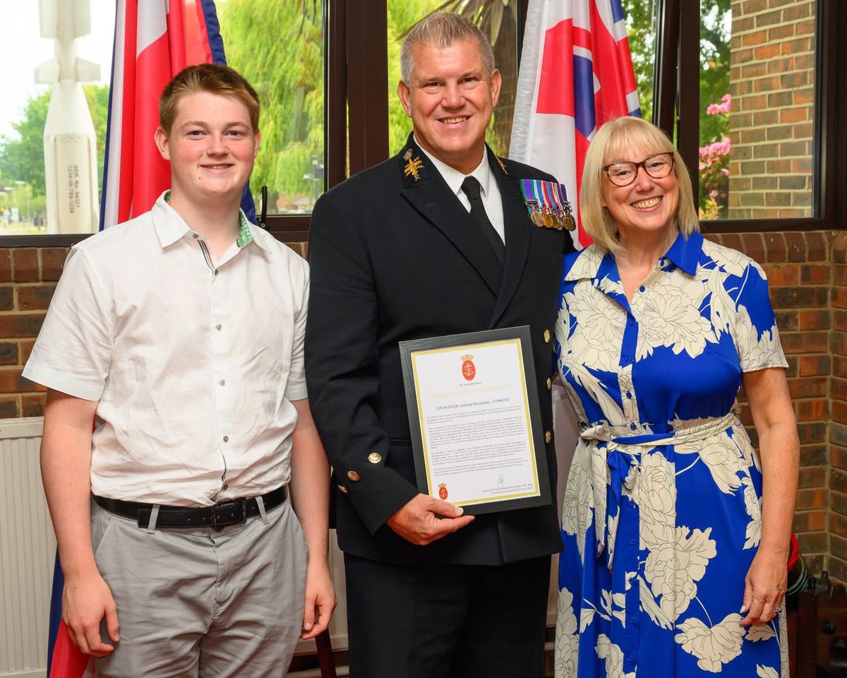 HMS_Collingwood's tweet image. After an exceptional 39 years of Royal Navy service, CPOWEM(R) Antony Stevenson was awarded his Gold Valedictory Certificate by Captain Tim Davey RN.
A hugely respected engineer, leader and mentor, he leaves a lasting legacy here to spend more time with his beloved family!