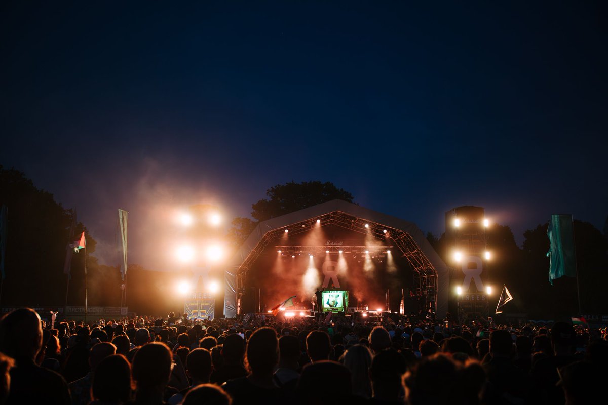 2000trees's tweet image. With the dust barely settled from #2000trees 2025 and soooo many of you asking us to keep the Super Early Birds on sale through to payday, weโre extending out 30% off deal for ๐๐๐ ๐๐๐๐ผ๐ ๐๐๐๐ ๐
Join the party: bit.ly/TREES26
๐ธ Sophie Ditchfield