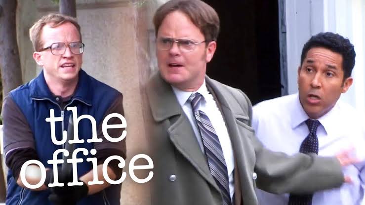 officedundies's tweet image. tô revendo o episódio que a Angela contrata um cara para MATAR o Oscar por conta da traição com o senador, o Dwight salvou a vida do Oscar impedindo ela pq a loira estava realmente determinada a matar o Oscar... que o Dwight nunca traia essa mulher
