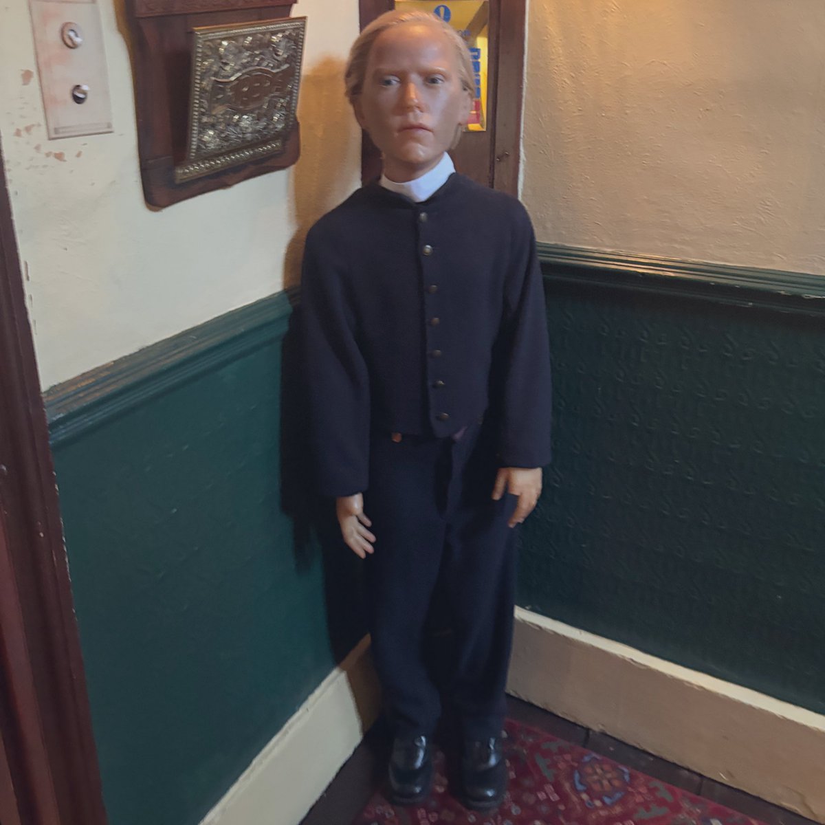 brittaniwarrick's tweet image. Look, I know there’s a lot to worry about in the world rn… and I don’t want to add to it… but I’m in London and unfortunately this guy is waiting for you at the Sherlock Holmes Museum.