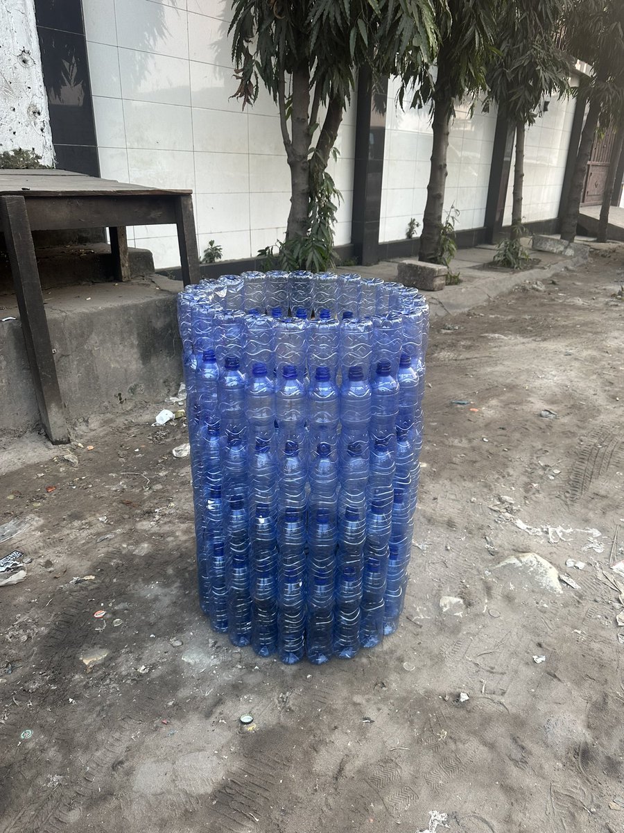 NicMenemene's tweet photo. Plus de 100 bouteilles 
Un panier / une poubelle 
#Kinshasa #propre 

Agissez maintenant, passez commande et ensemble, posons des actes qui comptent !

@EVE_BAZAIBA @environews_rdc @daniel_bumba_01 https://t.co/BOGSM91cUA