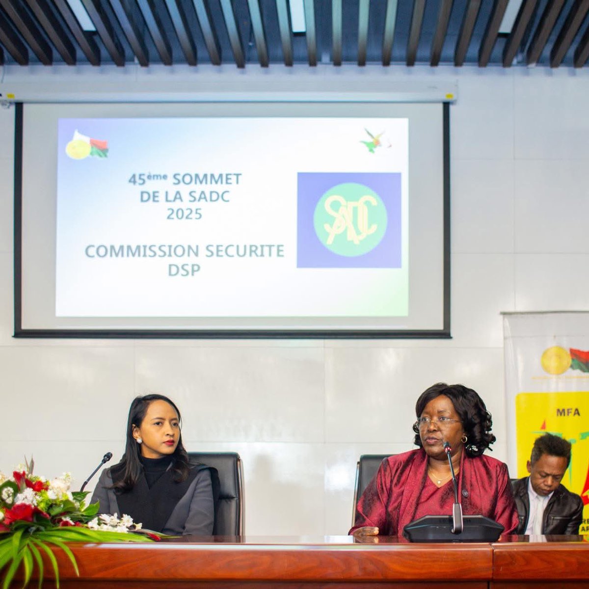 SADC_News's tweet image. 𝗦𝗔𝗗𝗖 𝗦𝗲𝗰𝗿𝗲𝘁𝗮𝗿𝗶𝗮𝘁 𝗶𝗻 𝗠𝗮𝗱𝗮𝗴𝗮𝘀𝗰𝗮𝗿 𝗳𝗼𝗿 𝗳𝗶𝗻𝗮𝗹 𝗦𝘂𝗺𝗺𝗶𝘁 𝗽𝗿𝗲𝗽𝗮𝗿𝗮𝘁𝗶𝗼𝗻𝘀
Led by Dr. Judith Kateera, the team met FM Hon. Rasata, visited key sites & affirmed Madagascar’s readiness to host the 45th SADC Summit in Aug 2025.
#SADCSummit2025