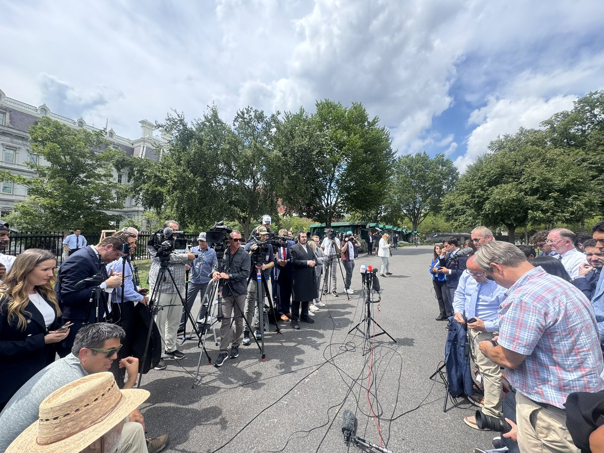 KellieMeyerNews's tweet image. When @PressSec has a 3pm live shot and the press corps gets ready for a gaggle with her on the way back.