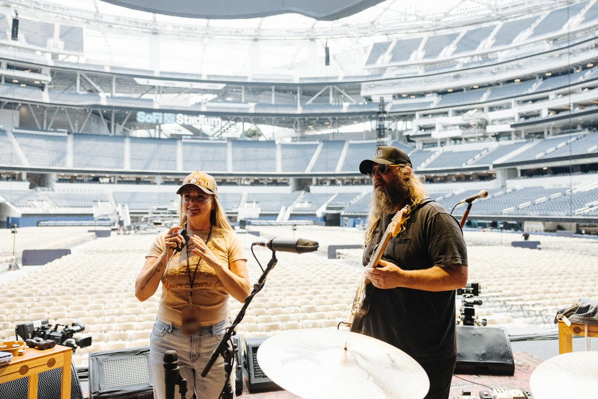 mirandalambert's tweet image. Our 1st time ever playing “A Song to Sing” live. Thank you @ChrisStapleton & @morganwithane for having me and to LA for the warm welcome on Saturday 🩵🪩