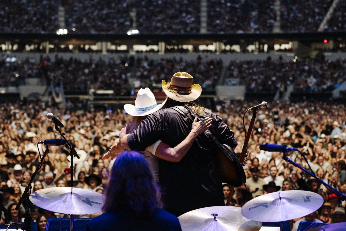 mirandalambert's tweet image. Our 1st time ever playing “A Song to Sing” live. Thank you @ChrisStapleton & @morganwithane for having me and to LA for the warm welcome on Saturday 🩵🪩