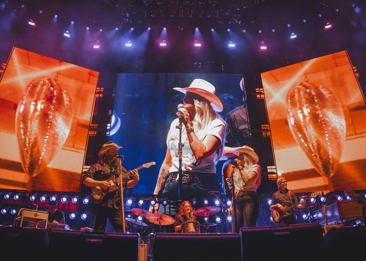 mirandalambert's tweet image. Our 1st time ever playing “A Song to Sing” live. Thank you @ChrisStapleton & @morganwithane for having me and to LA for the warm welcome on Saturday 🩵🪩