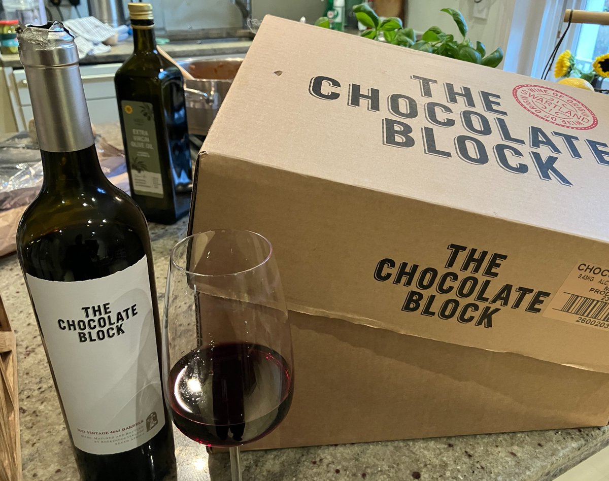 prodnose's tweet image. Good Evening, Everyone!
Month ago on my birthday I received a half case of my favourite red. Last bottle got cracked tonight.
The white was an excellent Gruner Veltliner.
Oh yes. Top table at our place tonight.