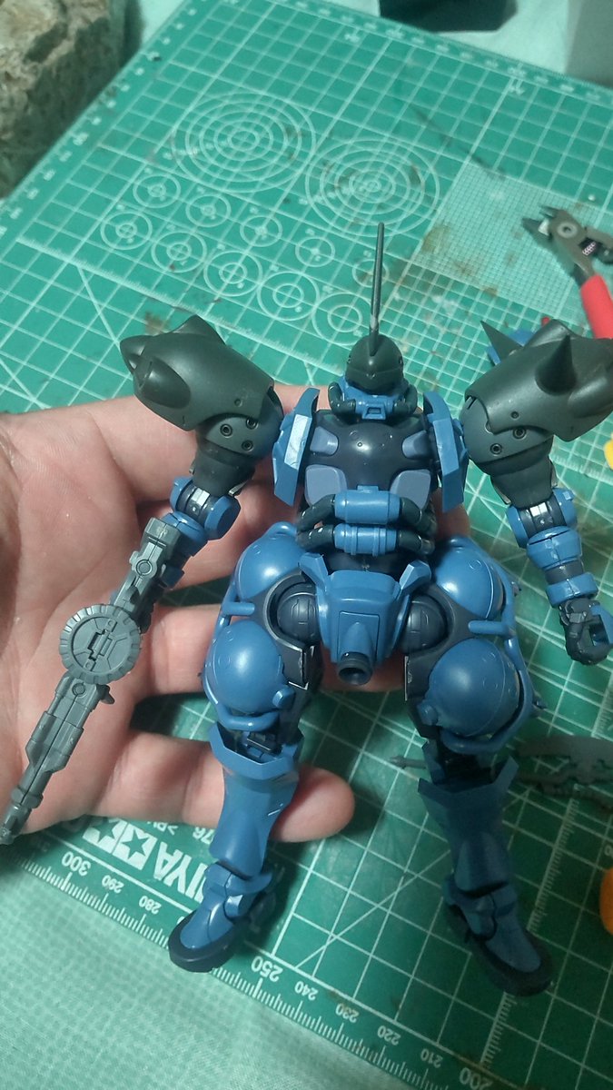 kyoshujo's tweet image. 【U教官】
軍警ザクがあまりにも僕好みだったんで、ランバ・ラル専用強襲型ザクに改造しております。
機体の通称は“ケンプファー”。
なお、バーニアには16個付いてるけどバランスバッチリ、流石ジオン脅威のメカニズム♪
武器つくろう…つか百式もやってますw
#プラモ教習所
