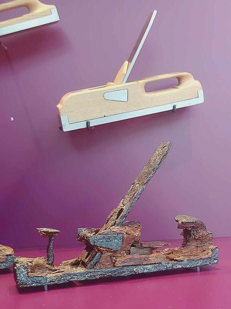 HistorylandHQ's tweet image. A Roman carpenter&apos;s plane (and a replica of it) from Üttfeld in Germany, around 300 CE, now housed at Landesmuseum Trier [2494x3325]