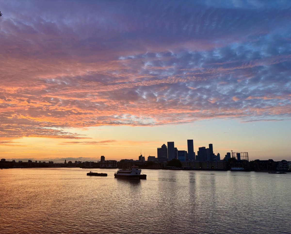 It got prettier! 💖And yes of course I’m working on today’s ⁦<a href="/GBNEWS/">GB News</a>⁩ show…😬😂#sunrise #GBNews #London #summer