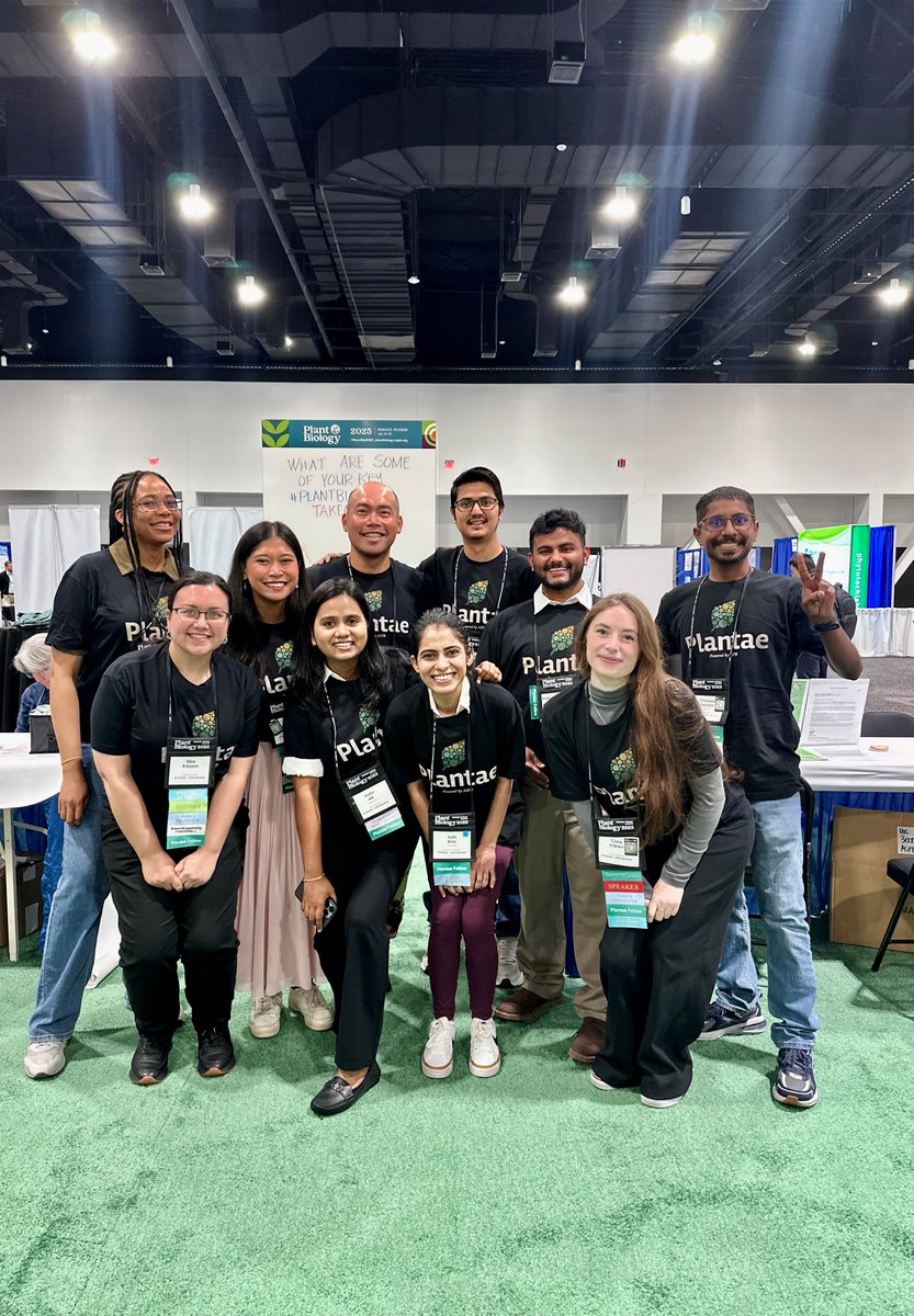 Plantae Fellows from past and present, near and far gathered #IRL at #PlantBio2025, creating community year after year!🌱
 
📢Application is now open for the 2025-2026 Plantae Fellows program! Learn more and apply by August 31! plantae.org/2026fellowsapp/