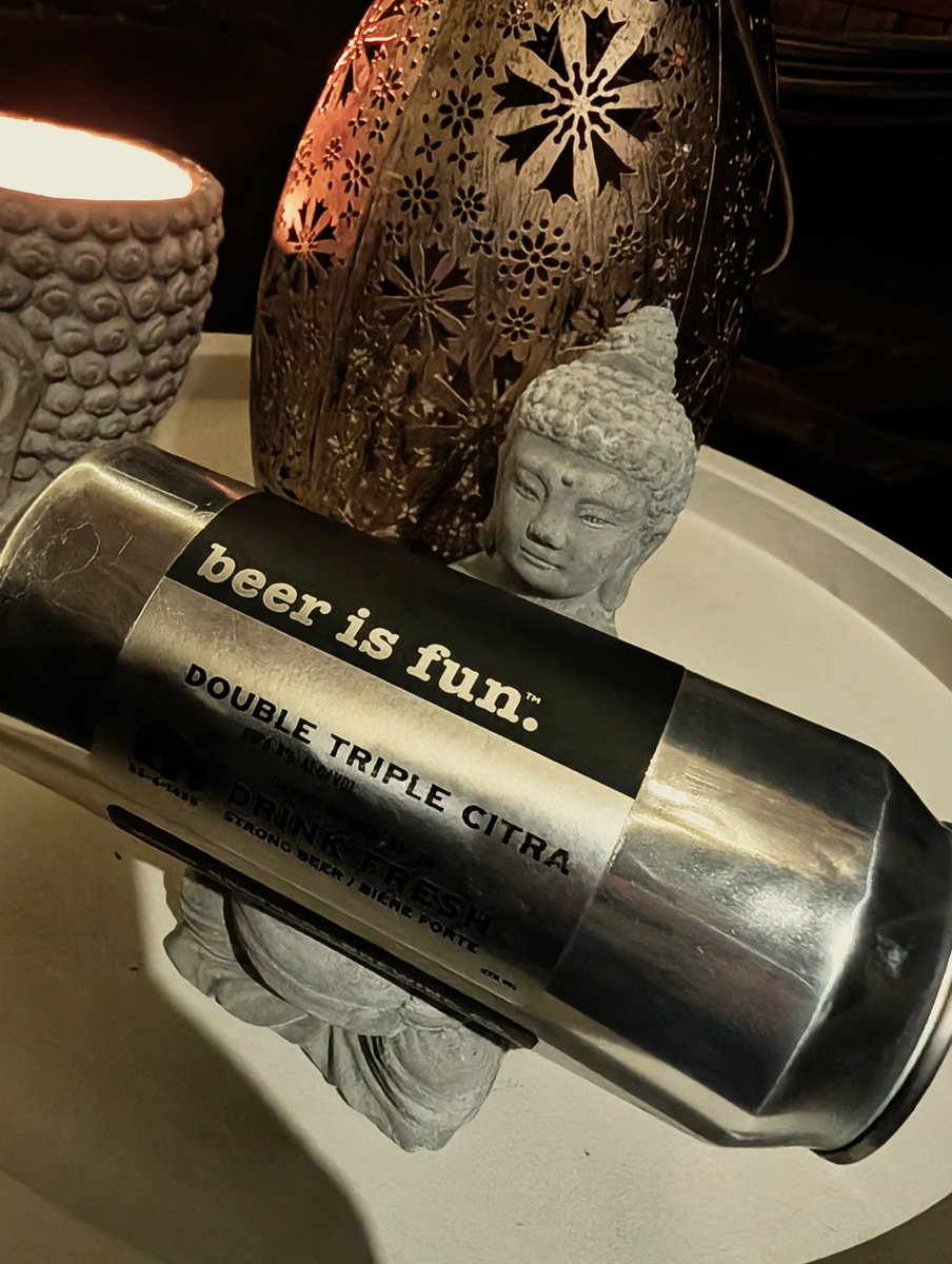 Double Triple Citra. Another banger Double IPA from Wood Bros. Super juicy, borderline thick, hazy, sweet citrus and a nice pop of hops on the back end. Enjoyable little number, at 8% abv. #craftbeer