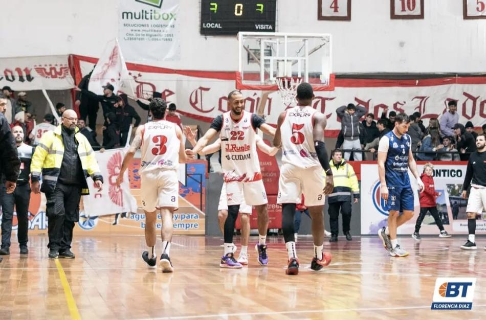BasquetTotal's tweet image. #LDAxBT | LATIDOS A MIL POR SEGUNDO

Con un increíble parcial de 45 a 14 en el último cuarto, Olimpia revirtió una desventaja máxima de 30 puntos, para derrotar de local a Lagomar.

📝 @DanielA94840948

👉 acortar.link/RkBUXG