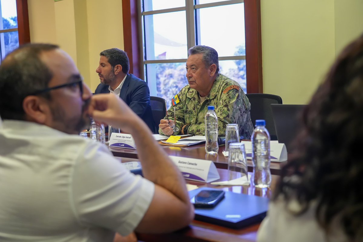 armada_ecuador's tweet image. #Guayaquil || El Comandante de Operaciones Navales, participó de la tercera sesión ordinaria del Gabinete Sectorial de Seguridad, presidida por autoridades del Ejecutivo, con la finalidad de fortalecer las estrategias para enfrentar la inseguridad y conocer de las operaciones…