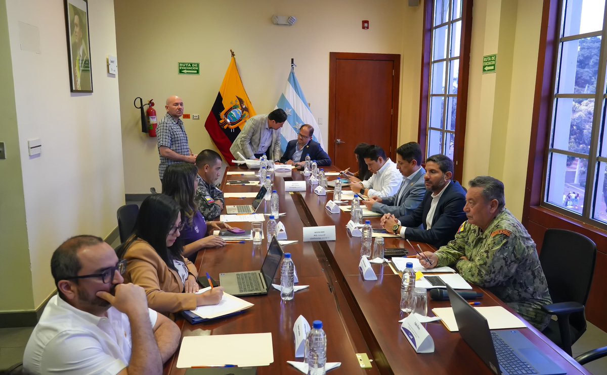 armada_ecuador's tweet image. #Guayaquil || El Comandante de Operaciones Navales, participó de la tercera sesión ordinaria del Gabinete Sectorial de Seguridad, presidida por autoridades del Ejecutivo, con la finalidad de fortalecer las estrategias para enfrentar la inseguridad y conocer de las operaciones…