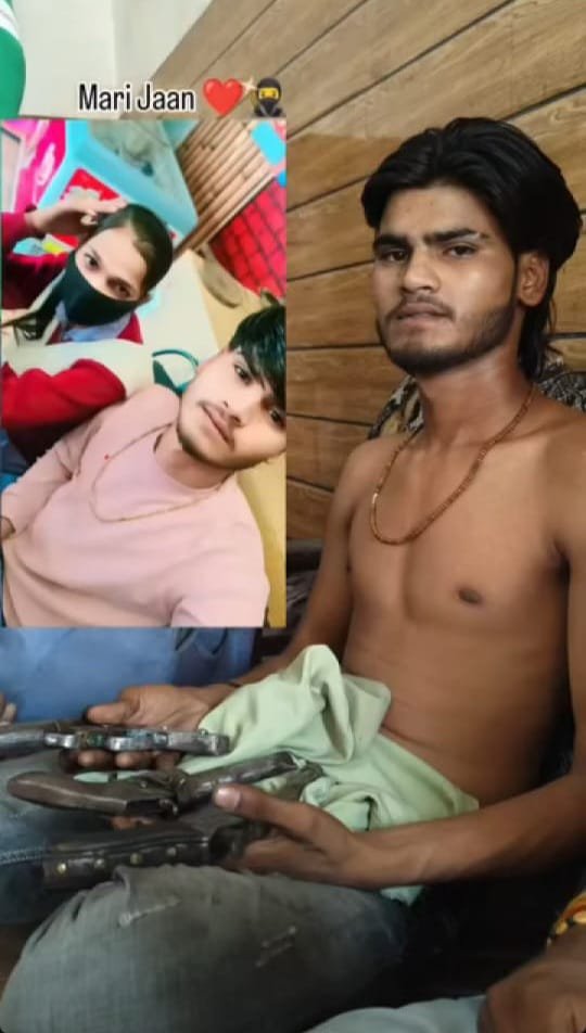 bstvlive's tweet photo. 🚨 बागपत
➡️ हाथों में तीन अवैध तमंचे लेकर फोटो वायरल
➡️ फोटो के साथ एक युवती का फोटो भी लगाई
➡️ छपरौली थाना क्षेत्र का मामला
#Baghpat #IllegalWeapons #ViralPhoto #PoliceInvestigation #Chhaprauli | @baghpatpolice https://t.co/xvpAsjpI4n