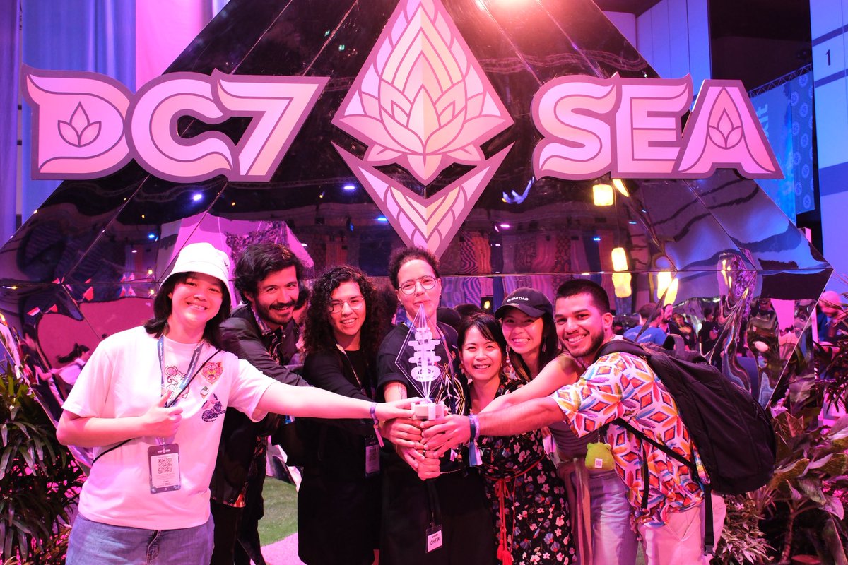 0xnats's tweet image. It’s great to see open source as one of the values we care the most in the ecosystem, that’s what brought the #EthTorch to #DC7SEA 🦄
Shoutout to @skylar_eth for always pushing us to create in community.
Let’s keep passing the torch, let’s keep @ethereum Cypherpunk vibes alive ⚡️