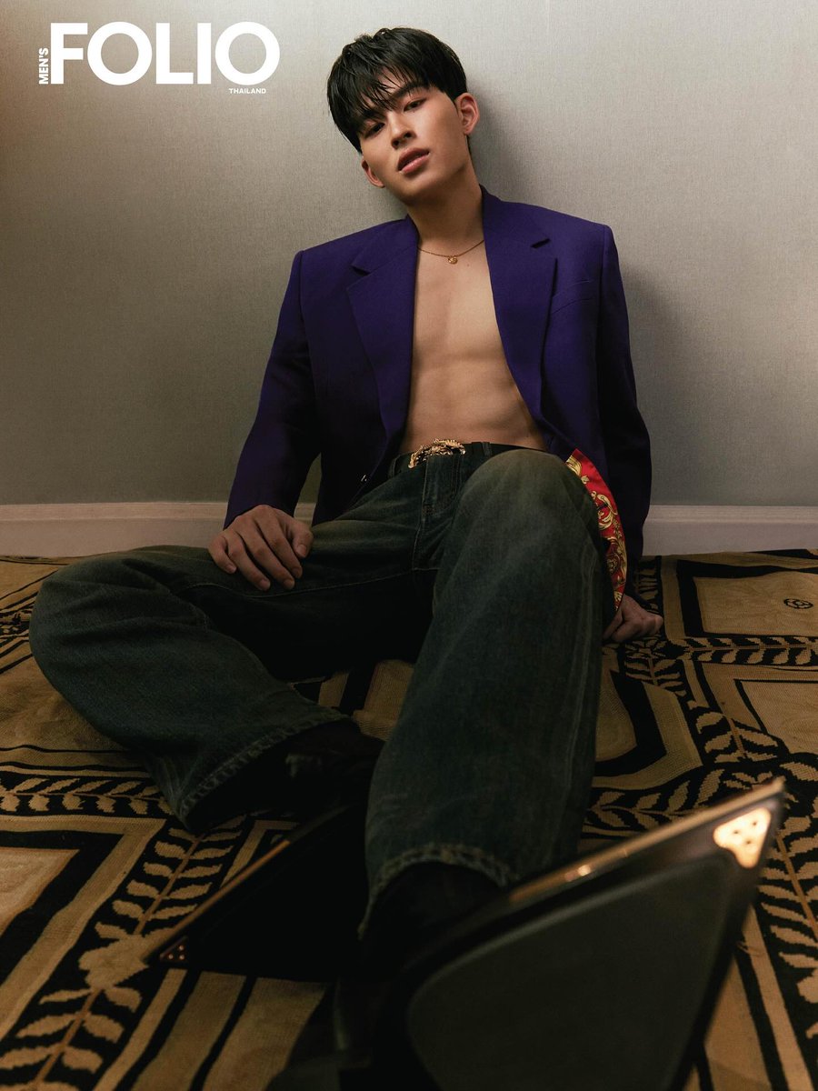 doublepjourney_'s tweet image. 📸 IG : mensfolioth
#MensFolioThailand
#MensFolioTH
#Versace @Versace
#ppnaravit @ppnaravit
เมื่อความหรูหราจาก Versace ผสานเข้ากับตัวตนอันมั่นคงของ ปอนด์ ณราวิชญ์ จึงเกิดเป็นแฟชั่นเซ็ตอันเหนือระดับ ที่ถ่ายทอดผ่านซิลูเอตต์เฉียบคมเท็กซ์เจอร์หรูหรา และโทนสีที่สะท้อนถึงความทรงพลัง…