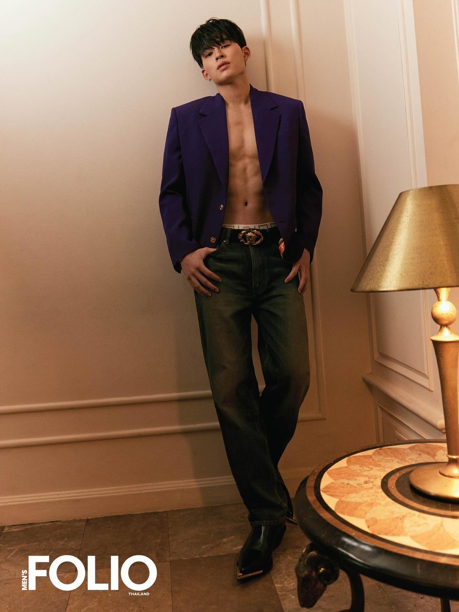doublepjourney_'s tweet image. 📸 IG : mensfolioth
#MensFolioThailand
#MensFolioTH
#Versace @Versace
#ppnaravit @ppnaravit
เมื่อความหรูหราจาก Versace ผสานเข้ากับตัวตนอันมั่นคงของ ปอนด์ ณราวิชญ์ จึงเกิดเป็นแฟชั่นเซ็ตอันเหนือระดับ ที่ถ่ายทอดผ่านซิลูเอตต์เฉียบคมเท็กซ์เจอร์หรูหรา และโทนสีที่สะท้อนถึงความทรงพลัง…