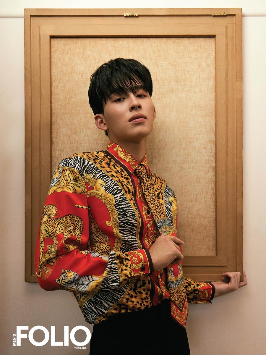 doublepjourney_'s tweet image. ปอนด์ ณราวิชญ์ บน Digital Cover นิตยสาร #MensFolioThailand ประจำเดือน กรกฎาคม - สิงหาคม 2025 ถ่ายทอดลุคจาก Versace F/ W 25 ได้อย่างอันเป็นเอกลักษณ์ และน่าหลงใหล
พบกับแฟชั่นเซ็ตและสัมภาษณ์พิเศษ สั่งซื้อนิตยสารได้ทาง Line Shopping : shop.line.me/@622vzifr/prod…
#MensFolioTH
#Versace…