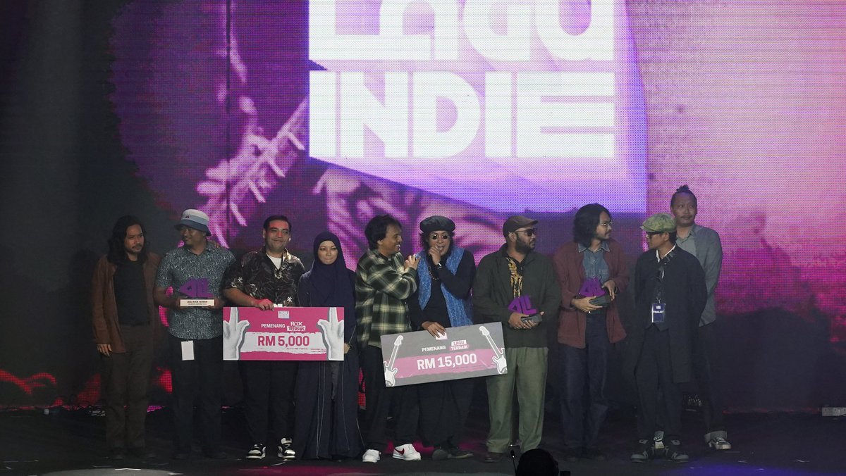 Anugerah Lagu Indie (@anugerahindie) on Twitter photo Magis Mafidz & Otam! πͺβ¨
Anugerah π΅ Lagu Terbaik π΅ & πΈ Rock Terbaik πΈ jatuh kepada <a href="/mafidzofficial/">Mafidz: Teleportasi</a> ft. <a href="/otamonly/">Otam Abdul Rashid</a> melalui lagu "Senandung" π
#ALI2024 Magis Mafidz & Otam! πͺβ¨
Anugerah π΅ Lagu Terbaik π΅ & πΈ Rock Terbaik πΈ jatuh kepada <a href="/mafidzofficial/">Mafidz: Teleportasi</a> ft. <a href="/otamonly/">Otam Abdul Rashid</a> melalui lagu "Senandung" π
#ALI2024
