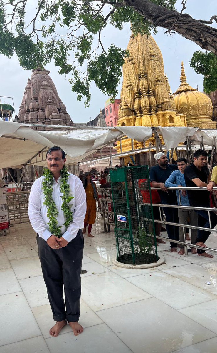 It is always a great fortune to offer prayers to #Lord_Shiva in #Shravan .

Har Har Mahadev