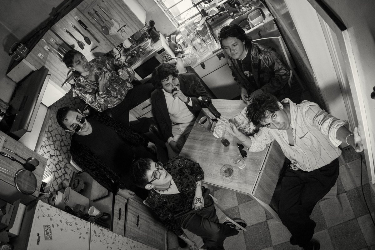 El domingo el <a href="/sebaskul7w7/">Chico tortuga</a> nos hizo una sesión para promocionar el disco de Los Biombos y nmms, siento que doy unas vibras muy Anthony Bourdain jsjsjsjsjs. Lo más curioso es que después de la sesión cociné yakimeshi como para 10 personas. Alto día BTW