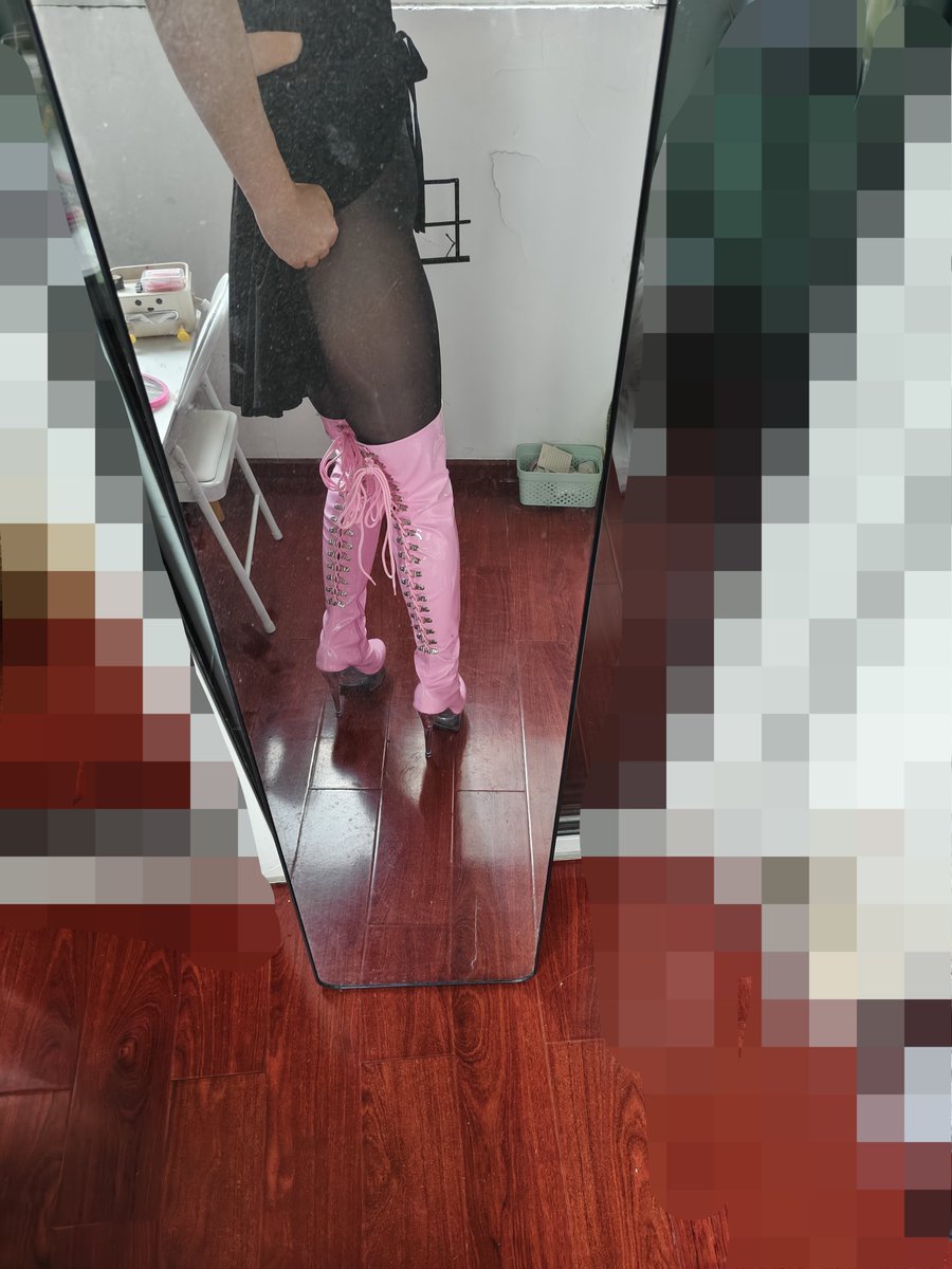 Mieckdon's tweet photo. 穿成这样出门是会被路人安在路边艹烂还是被衙门叔叔带回去干死呢
#伪娘 #长靴 #丝袜 #露出 https://t.co/NYfKe7M5yC