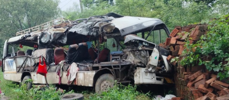 देवघर-बासुकीनाथ मुख्य सड़क पर हुए भीषण सड़क हादसे में 18 श्रद्धालु कांवरियों के असामयिक निधन से मन अत्यंत व्यथित है। प्रार्थना है कि बाबा बैद्यनाथ दिवंगत आत्माओं को अपने श्रीचरणों में स्थान दें और शोकाकुल परिजनों को इस असहनीय दुःख को सहने की शक्ति प्रदान करें। जिला प्रशासन सभी