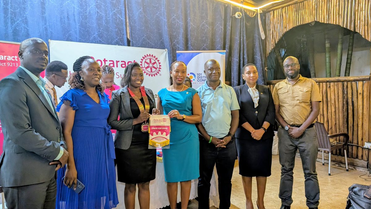 RotaryAcaciasu1's tweet image. Our President #Ann accompanied by Past Presidents @sempalalive @UgLadyLawyer , @Jessicazziwa @bwengye_kenneth and Rtn Byran exchanging Banner during DRR @AbesageN visit at @RotaractAcacia . Thank you our baby club for your warm reception always.